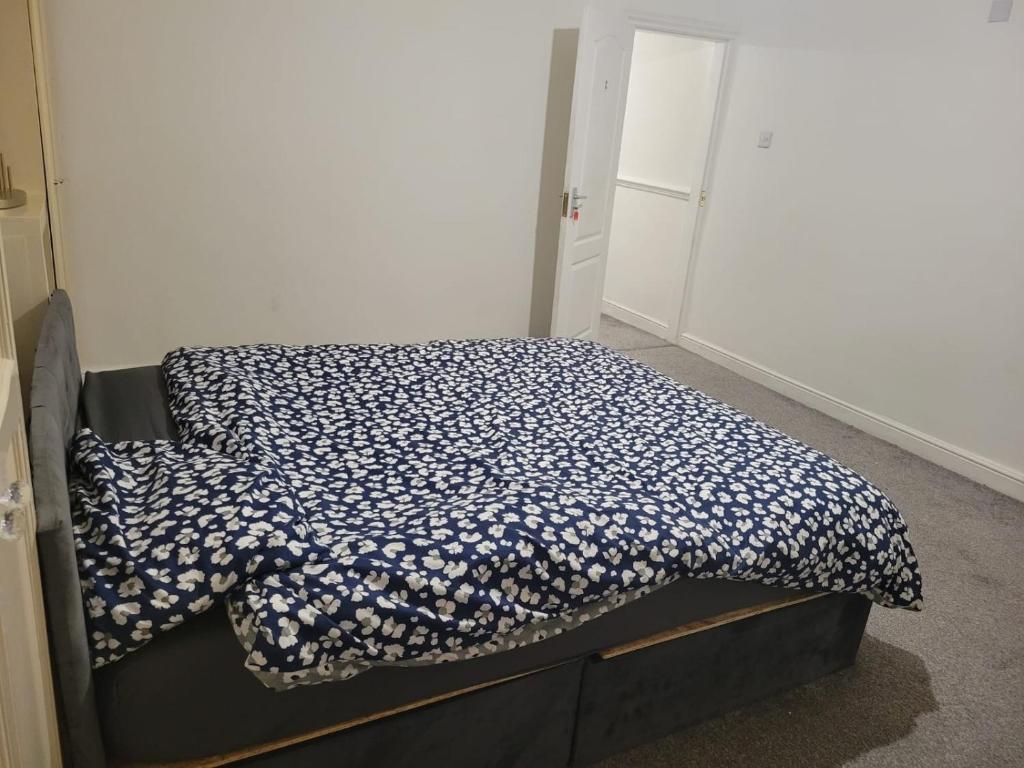 Suitetrails - Room shared in 3bedroom house in Oldham Manchester