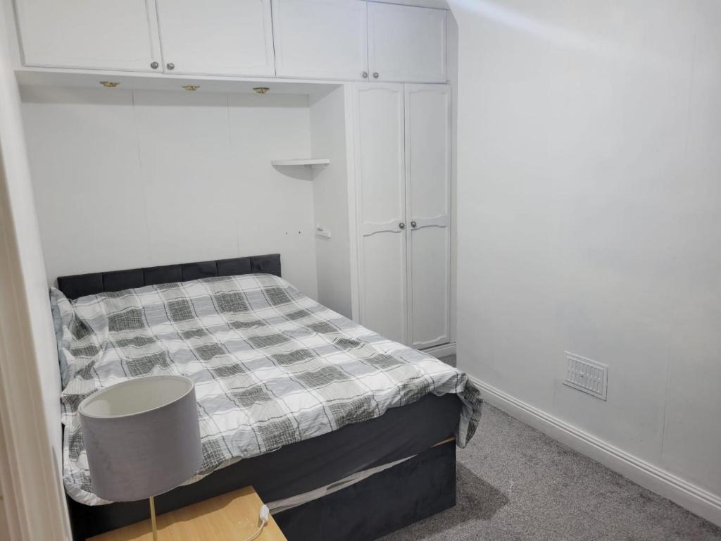 Suitetrails - Room shared in 3bedroom house in Oldham Manchester
