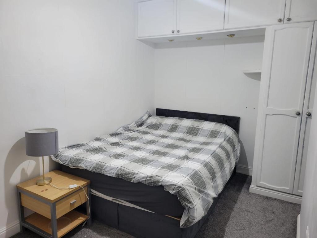 Suitetrails - Room shared in 3bedroom house in Oldham Manchester
