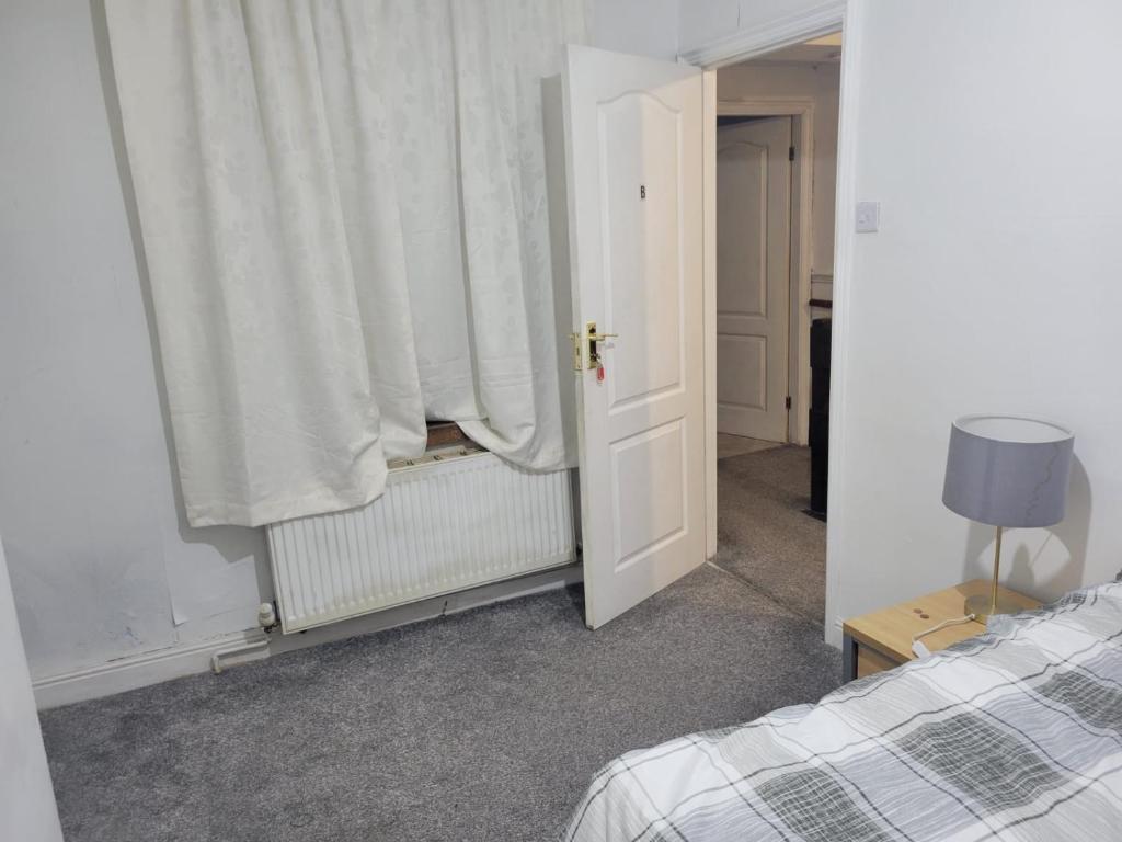 Suitetrails - Room shared in 3bedroom house in Oldham Manchester