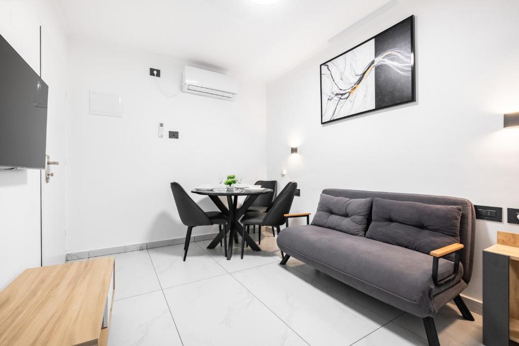 sala de estar con sofá y mesa en יחידת דיור ברמת בית מלון עם ממד, en Ashdod