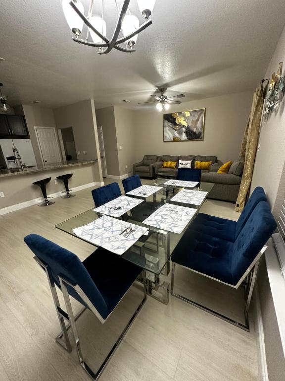 uma sala de jantar e sala de estar com mesa e cadeiras em Heart of Destin 3 Bed 2.5 bath. W/2 parking space em Destin