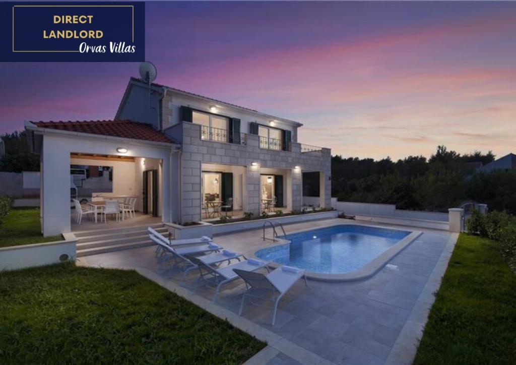 Hồ bơi trong/gần Family Villa Makarac , Perfect Getaway with Heated Pool