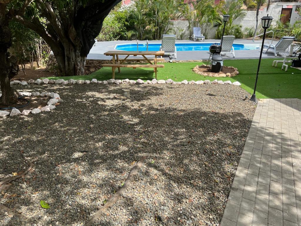 Κήπος έξω από το Villa Grand Jardin