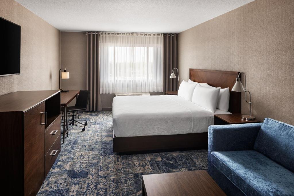 Postel nebo postele na pokoji v ubytování Four Points by Sheraton Edmonton South