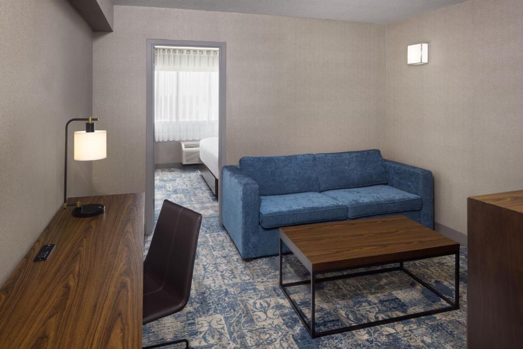 Posezení v ubytování Four Points by Sheraton Edmonton South