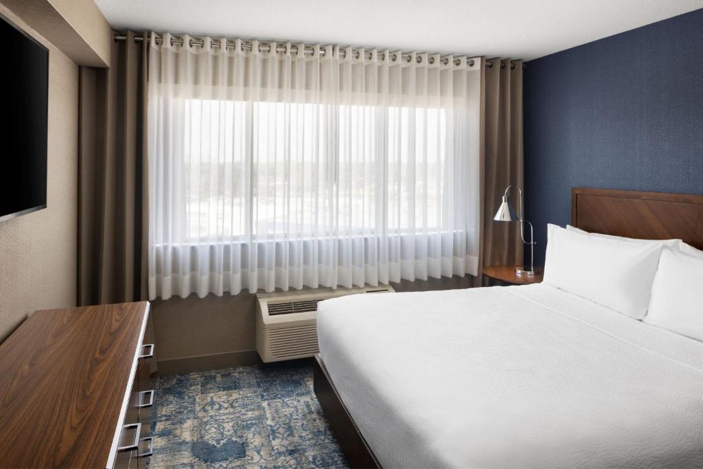 Postel nebo postele na pokoji v ubytování Four Points by Sheraton Edmonton South