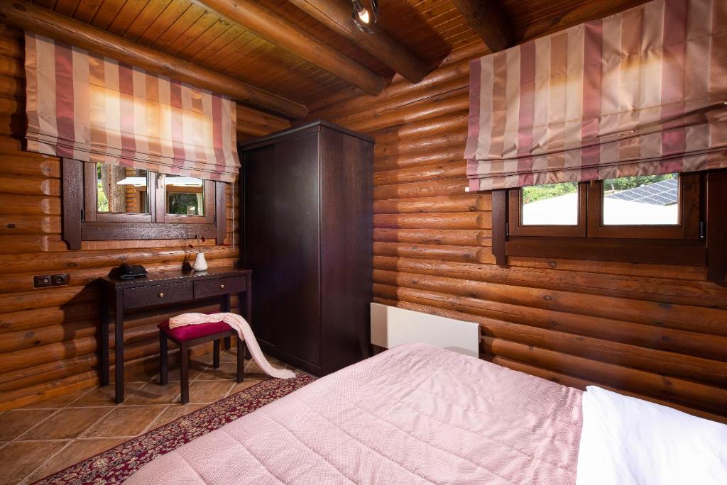 Postel nebo postele na pokoji v ubytování Natura Chalets