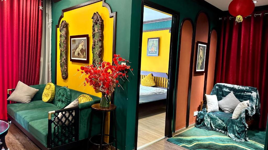 een woonkamer met een groene bank en een spiegel bij -10% Căn hộ 2 ngủ ngay trung tâm Ocean Park 1 in Gia Lâm Pho