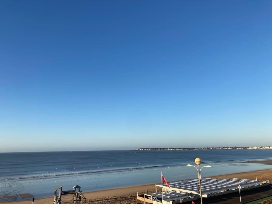 une vue sur une plage avec une jetée et l'océan dans l'établissement APPARTEMENT FACE MER, à La Baule