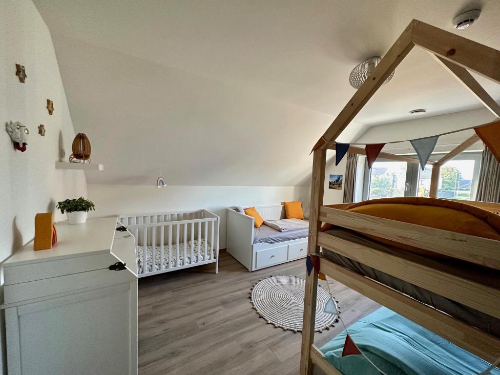 ein Schlafzimmer mit einem Bett und einem Kinderbett in der Unterkunft Villa Vief Lommel in Lommel