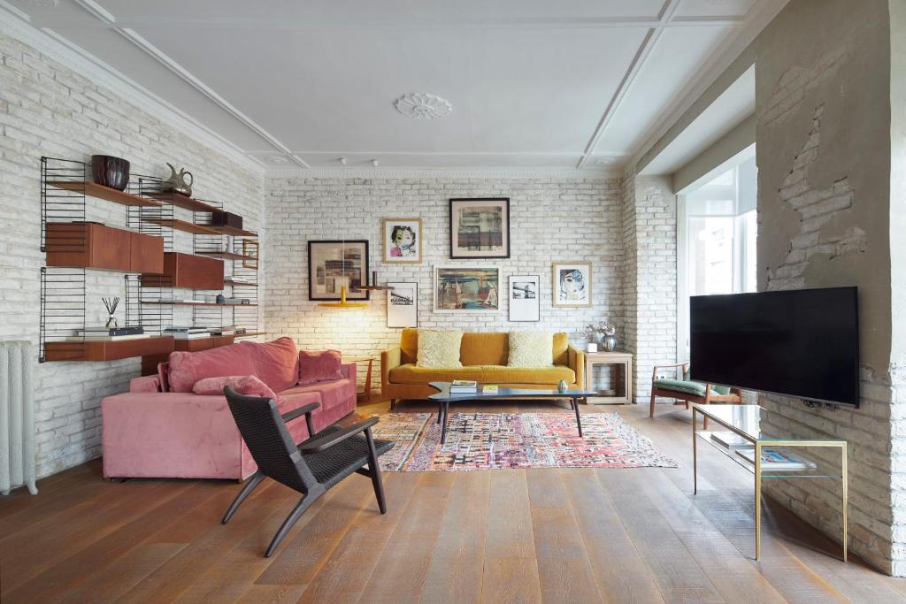 a living room with a couch and a tv at Dear Oldie Apartment by FeelFree Rentals in San Sebastián