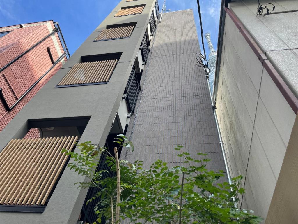 uma escada que conduz a um edifício em THE BONDS HOTEL TOKYO - Vacation STAY 48446v em Tóquio