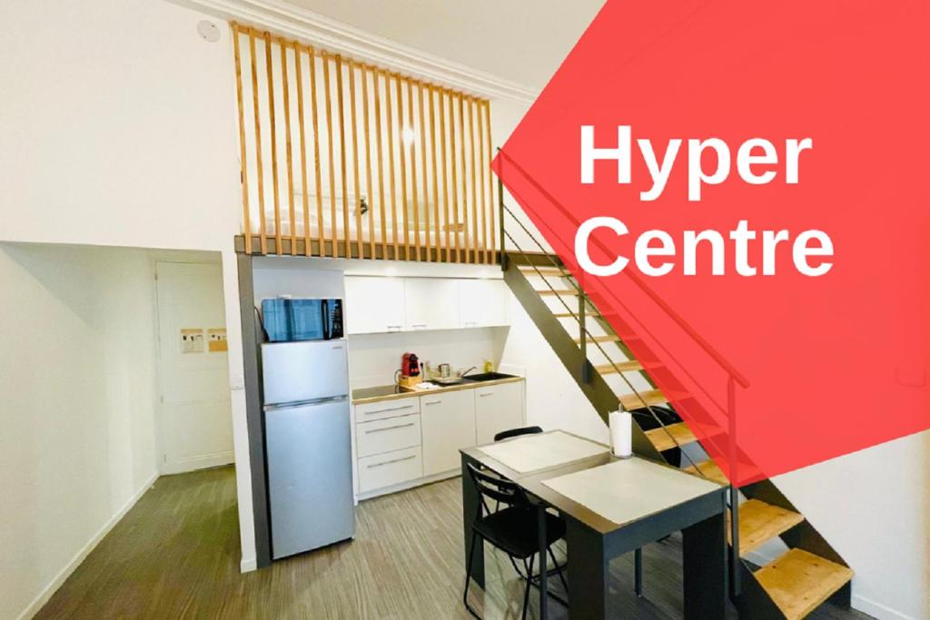 uma cozinha com uma mesa e uma cozinha com uma escada em Lodge Nicolas, Hyper Centre em Nantes