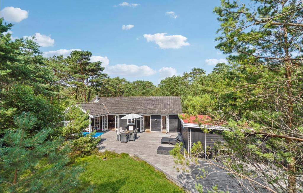 ein Haus im Wald mit einer Terrasse in der Unterkunft Trojlhyttan in Bedegård