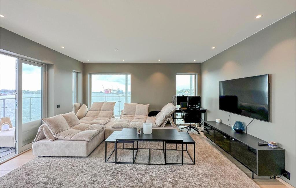 uma sala de estar com um sofá e uma televisão de ecrã plano em 3 Bedroom Beautiful Apartment In Haugesund em Haugesund