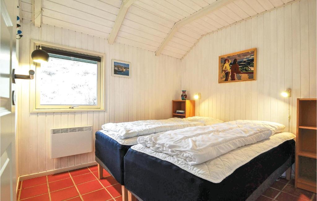 Ein Bett oder Betten in einem Zimmer der Unterkunft 2 Bedroom Awesome Home In Hvide Sande