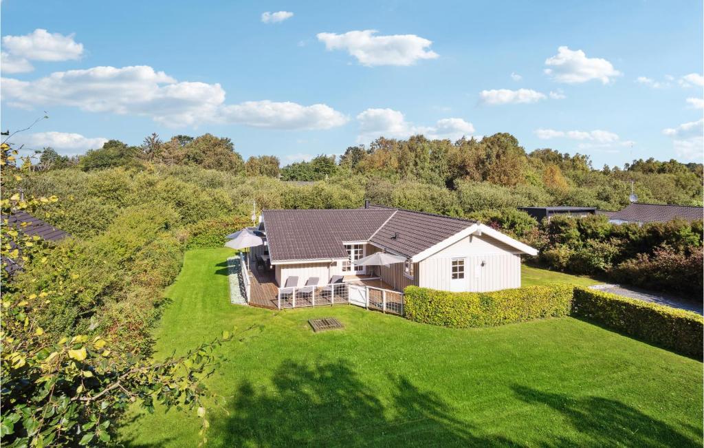 エーベルトフトにあるStunning Home In Ebeltoft With 5 Bedrooms, Sauna And Wifiの庭付きの家屋の空中風景