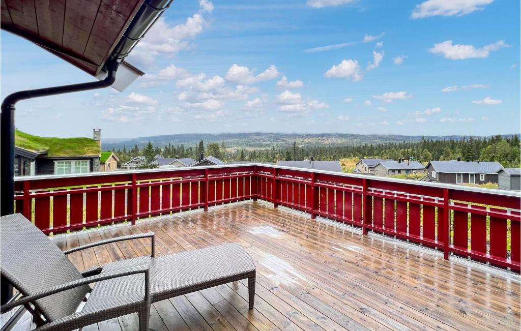 balcón con banco y barandilla roja en Lovely Home In Svingvoll With Sauna en Svingvoll