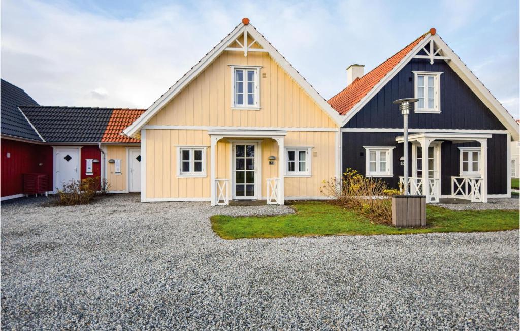 a house with a black and yellow at Blvandslyst in Blåvand