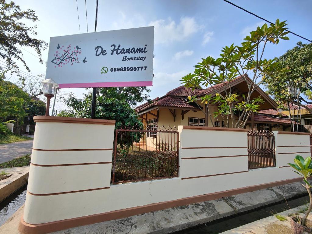 un panneau devant une maison dans l'établissement De Hanami Homestay Setrayasa, à Cirebon