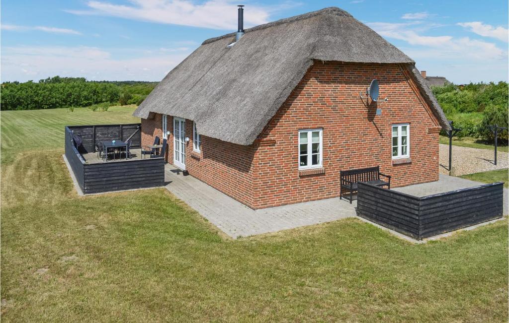 ØhuseにあるAwesome Home In Ulfborg With 4 Bedrooms, Sauna And Wifiの屋根付きの家屋