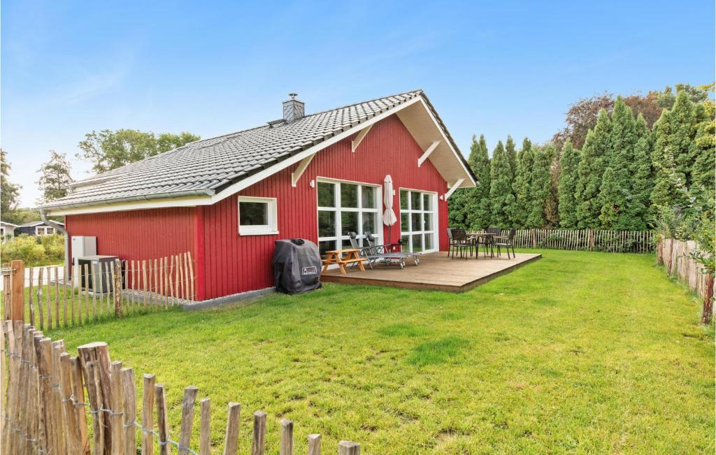 een rood huis in een tuin met een hek bij Nice Home In Krems Ii-warderbrck With House A Panoramic View in Göls