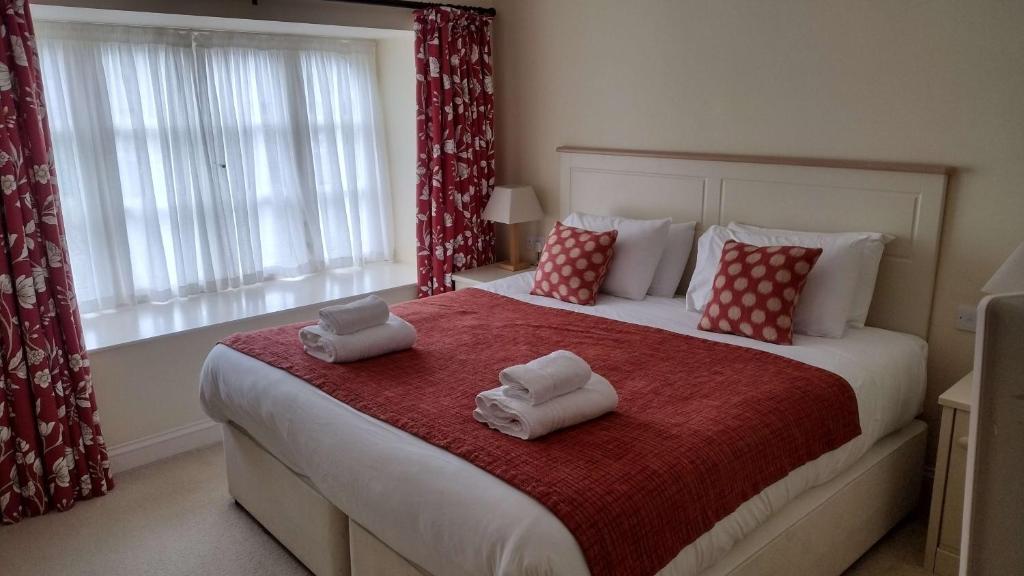 A bed or beds in a room at Shieling Cottage at Lovelady Shield