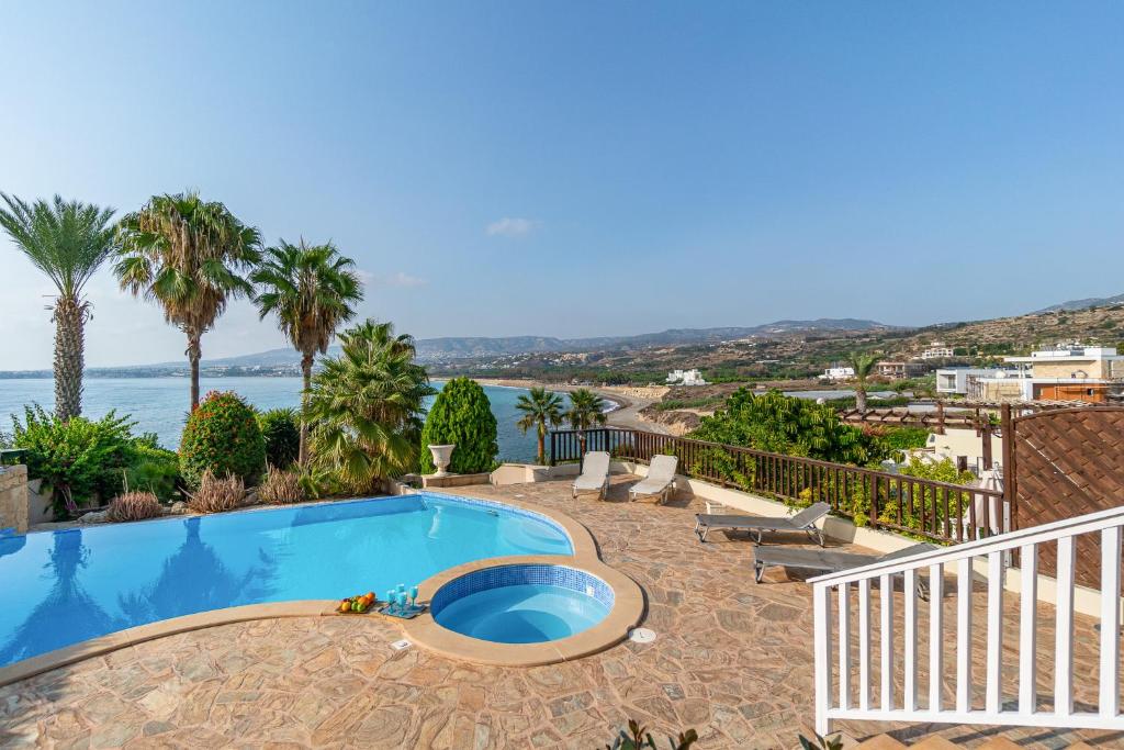 einen Pool mit Meerblick in der Unterkunft Beach Front Villa Mer Blu by Ezoria Villas in Coral Bay