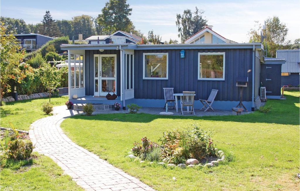 una casetta blu in un giardino di 2 Bedroom Pet Friendly Home In Hornslet a Hornslet