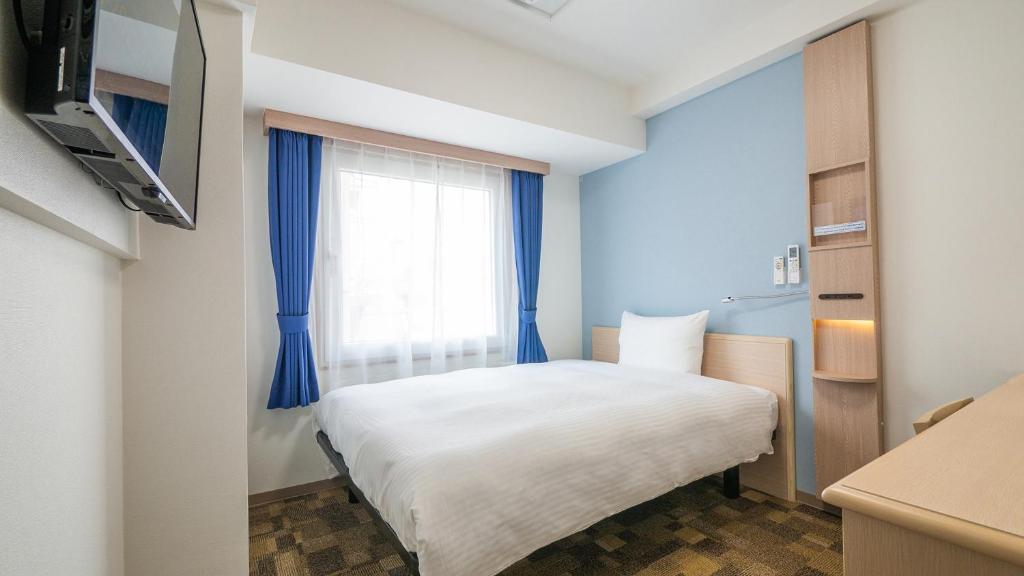 Toyoko Inn Nagoya-eki Sakuradori-guchi Shinkan房間的床