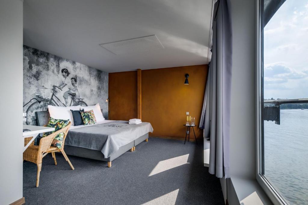 Postel nebo postele na pokoji v ubytování Botel Marina