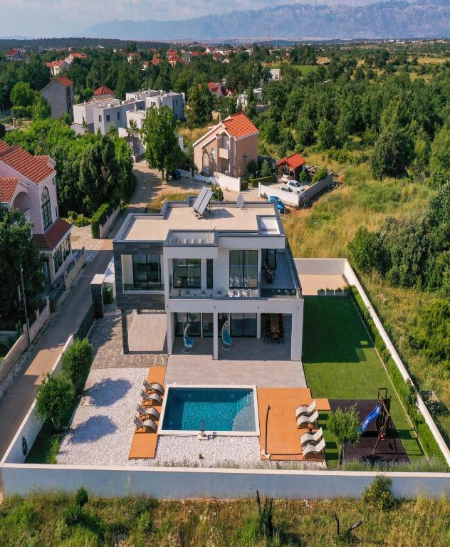 Bazén v ubytovaní Contemporary Zadar Villa 4 Bedrooms Villa Barako Prestige Private Heated Pool Air-Conditioning Zaton alebo v jeho blízkosti