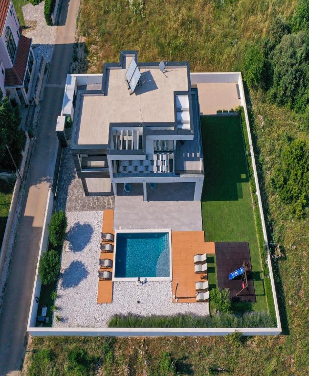Bazén v ubytovaní Contemporary Zadar Villa 4 Bedrooms Villa Barako Prestige Private Heated Pool Air-Conditioning Zaton alebo v jeho blízkosti