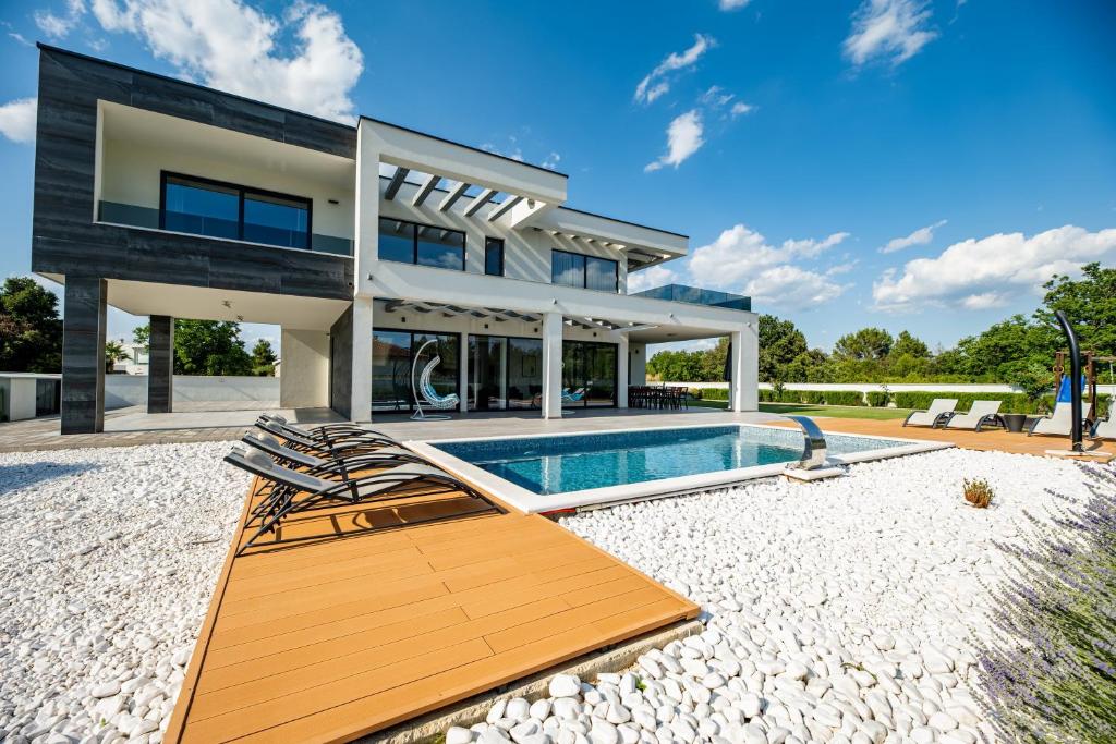 Bazén v ubytovaní Contemporary Zadar Villa 4 Bedrooms Villa Barako Prestige Private Heated Pool Air-Conditioning Zaton alebo v jeho blízkosti