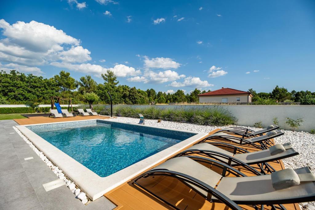 Bazén v ubytovaní Contemporary Zadar Villa 4 Bedrooms Villa Barako Prestige Private Heated Pool Air-Conditioning Zaton alebo v jeho blízkosti