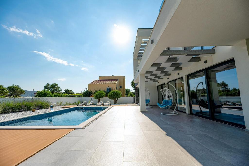 Bazén v ubytovaní Contemporary Zadar Villa 4 Bedrooms Villa Barako Prestige Private Heated Pool Air-Conditioning Zaton alebo v jeho blízkosti