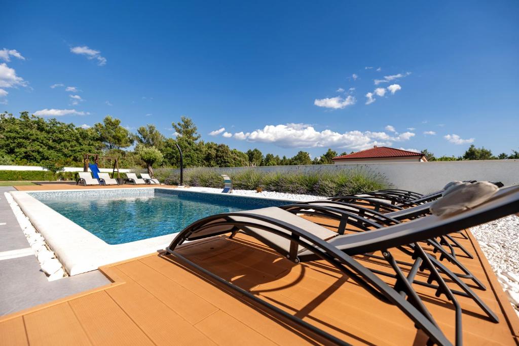 Bazén v ubytovaní Contemporary Zadar Villa 4 Bedrooms Villa Barako Prestige Private Heated Pool Air-Conditioning Zaton alebo v jeho blízkosti