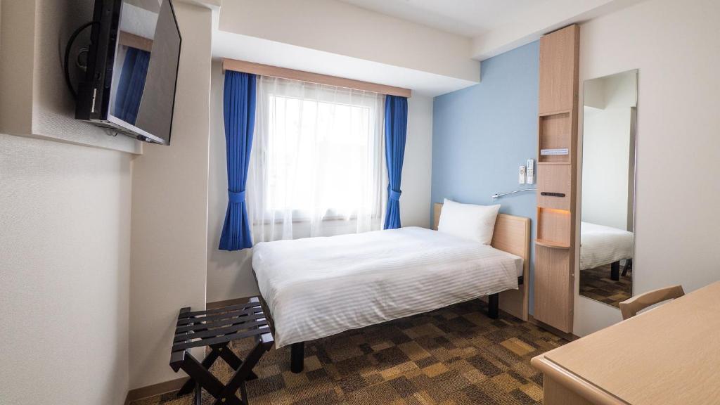 Toyoko Inn Nagoya-eki Sakuradori-guchi Shinkan房間的床