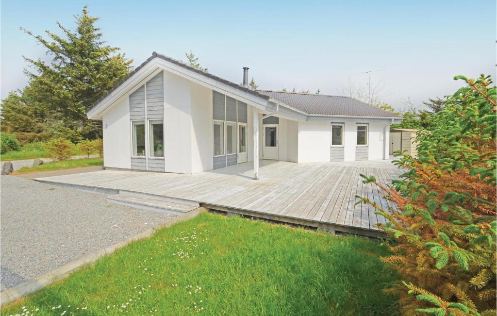 uma casa com um grande deque em frente em Stunning Home In Vestervig With Wifi em Vestervig