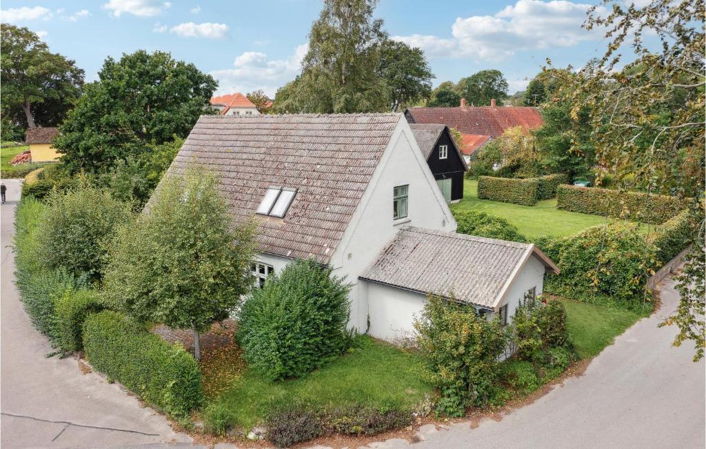 uma vista aérea de uma casa branca em Awesome Home In Sams With Wifi em Nordby