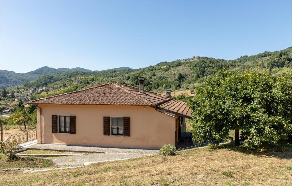 une petite maison dans un champ avec un arbre dans l'établissement Beautiful Home In Pieve San Lorenzo With Wifi, à Pugliano