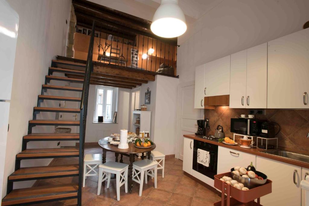 cocina con escalera de caracol, mesa y sillas en Casa degli Allori, en Palermo