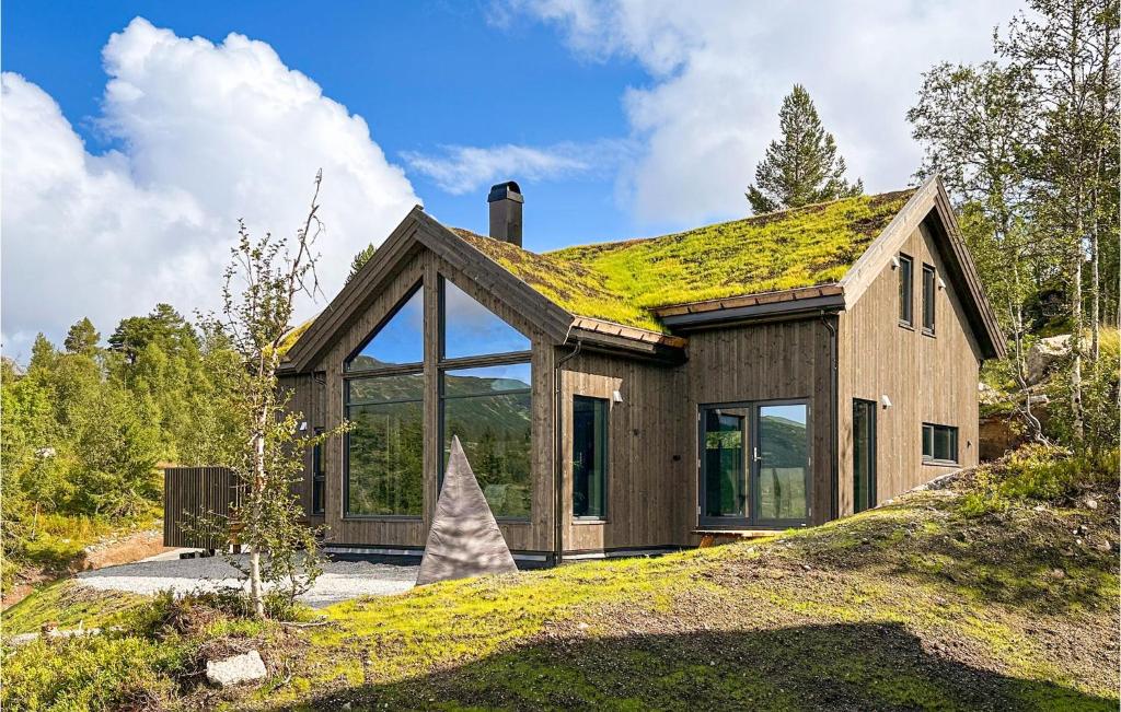 dom z dachem trawy na szczycie wzgórza w obiekcie Nice Home In Edland With Wifi w mieście Botn