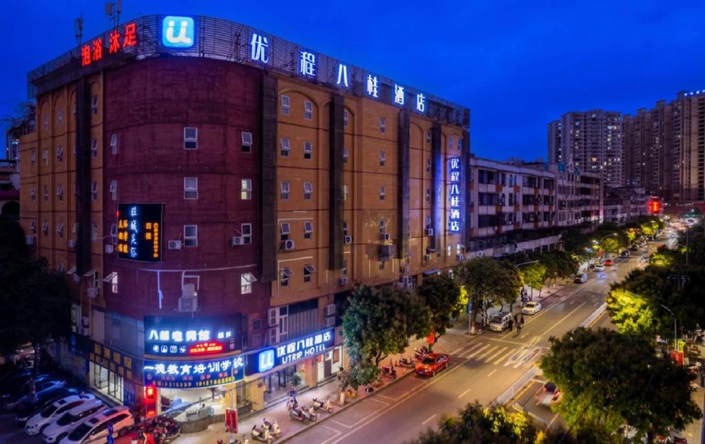 un edificio en una calle de la ciudad por la noche en Unitour Hotel, Cenxi Bus Station, en Cenxi