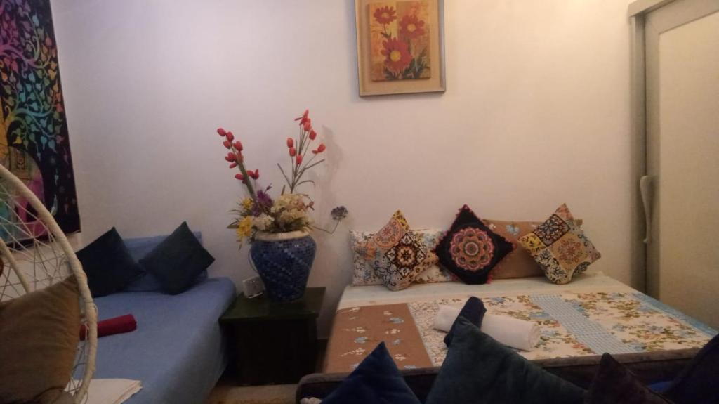 sala de estar con sofá azul y almohadas en Studio en Dahab