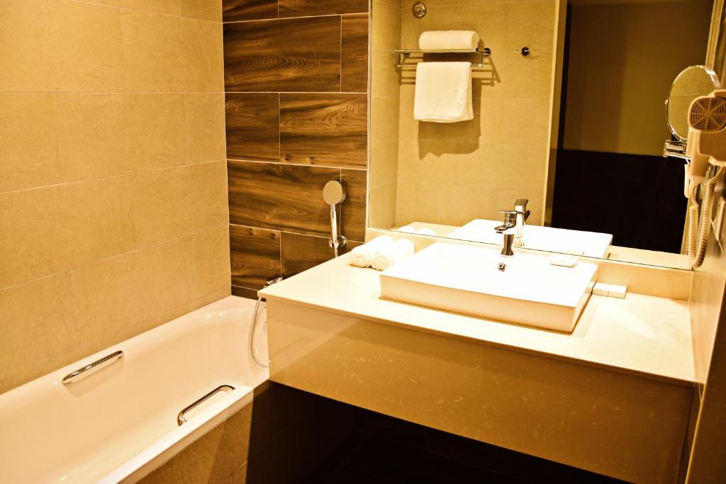 Koupelna v ubytování DoubleTree by Hilton Nairobi
