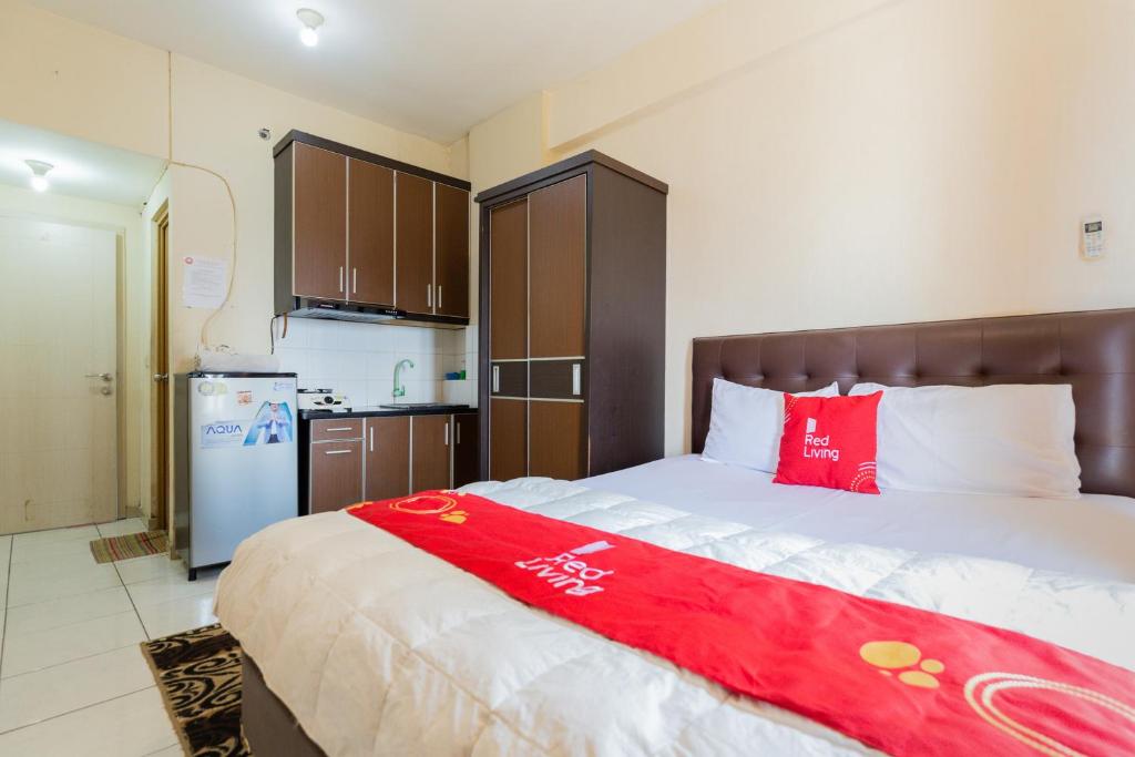 Η κουζίνα ή μικρή κουζίνα στο RedLiving Apartemen Grand Center Point - Bintang Residence Tower C