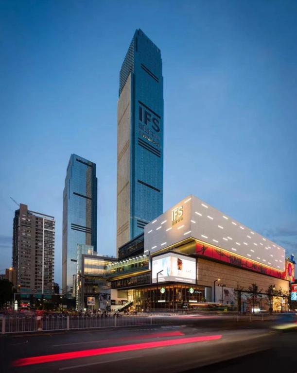 um grande edifício numa cidade com edifícios altos em Doaland Lab Hotel, Wuyi Plaza IFS em Changsha