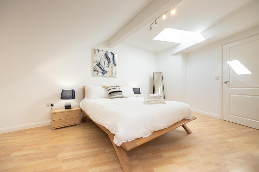 Säng eller sängar i ett rum på Withington Apartments- Wilmslow Road- Free Parking